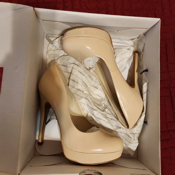 Women's Sz 6.5 Patent Cream 5" Pump - Picture 2 of 6